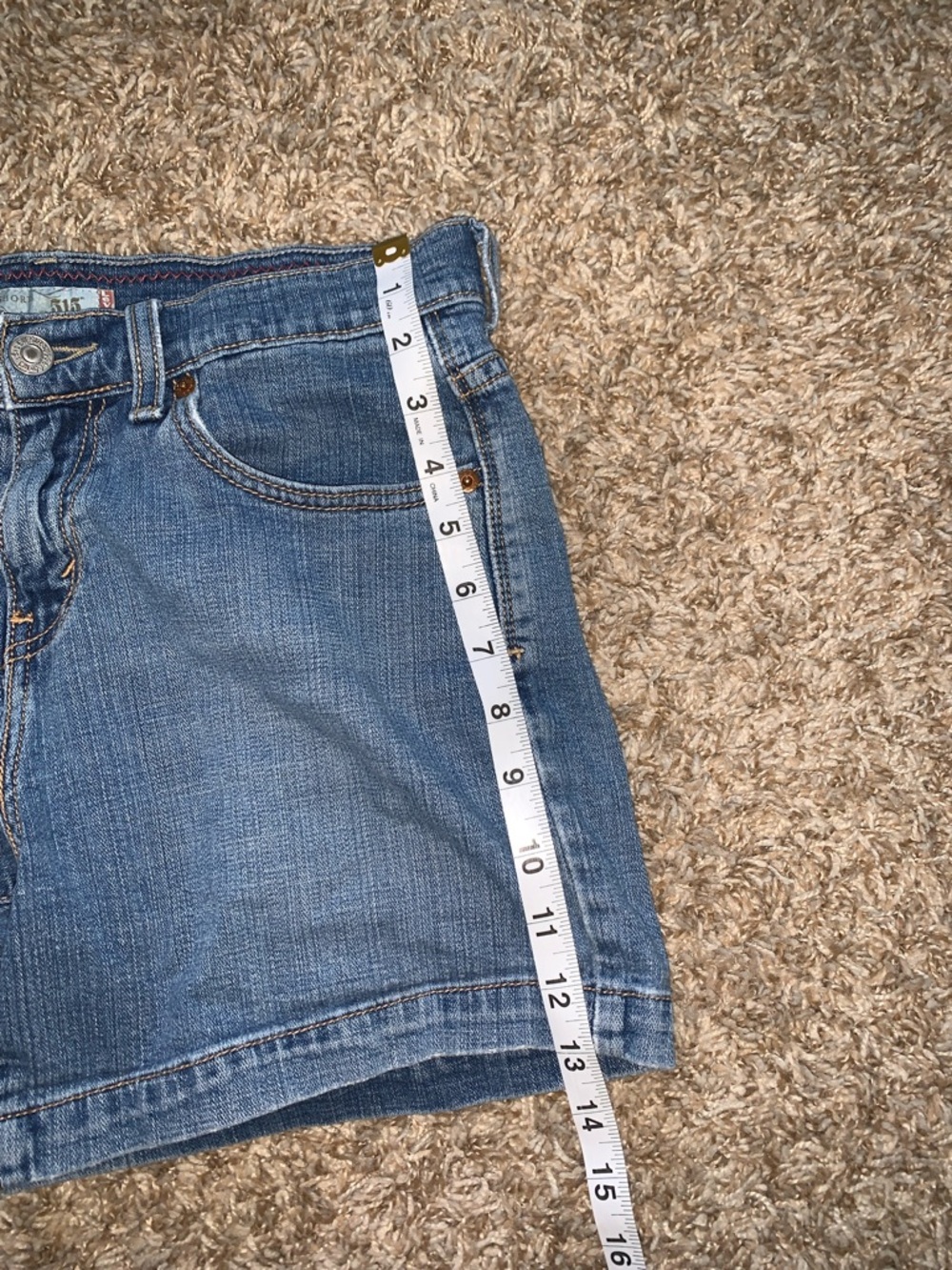 Vintage Levi's Women’s Medium Wash Blue Denim Summer Jean Shorts Size 4 - Picture 5 of 8